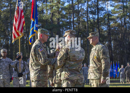 Le lieutenant-colonel Jason L. à l'Ouest, commandant du 2e Bataillon, 3e Régiment d'aviation, 3e Brigade d'aviation de combat, les mains de l'agent les sous-officiers au commandement épée Sgt. Le major Jason K. dans Stenbak une cérémonie de changement de responsabilité sur Hunter Army Airfield 12 janvier. Stenbak a assumé la responsabilité de commandement sortant Le Sgt. Le major Owen H. Simmons. (Photo par le Sgt. William Begley, 3e des Affaires publiques de la cabine) Banque D'Images