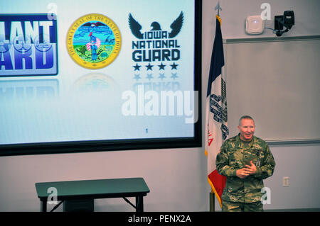 'Ce scénario a été conçu pour nous briser, Brig'. Le général Roy Webb, commandant de la Force opérationnelle interarmées en Iowa, dit à ses employés durant les séances d'initiale pour l'opération de la garde vigilante 16, qui a eu lieu au cours de la dernière semaine au quartier général des Forces conjointes dans la région de Johnston, de l'Iowa. La Garde nationale de l'Armée de l'Iowa (photo par le Sgt. E. Duff McFadden) Banque D'Images