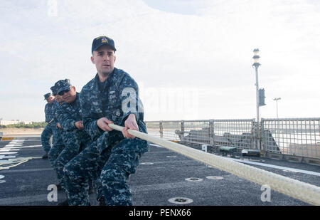 160114-N-WV703-026 ROTA, ESPAGNE (janvier 1985). 14, 2015) - soulèvement des marins à bord d'amarres USNS Lance (T-EPF 1). L'armée expéditionnaire de la commande de transport maritime transport rapide navire USNS lance est sur un déploiement prévu dans la sixième flotte américaine zone d'opérations pour soutenir la collaboration internationale Programme de renforcement des capacités, le partenariat de l'Afrique centrale. (U.S. Photo par marine Spécialiste de la communication de masse 3 classe Amy M. Ressler) Banque D'Images