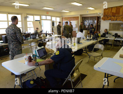 Les militaires, les forces de l'ordre et le personnel de sécurité sont stationnés au poste de commandement de l'incident de Haleiwa Beach Park le 16 janvier 2016, coordonnant la recherche en cours de 12 aviateurs de la Marine à la suite de l'écrasement de deux hélicoptères CH-53E Super Stallion au large de la rive nord d'Oahu le 14 janvier 2016. La Garde côtière américaine, la Marine et d'autres organismes partenaires poursuivent leurs opérations de recherche et de sauvetage maritimes et aériens dans les eaux près de Honolulu, à Hawaï. Banque D'Images