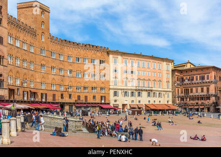 Vue de la Piazza del Campo avec les touristes à Sienne, Italie Banque D'Images
