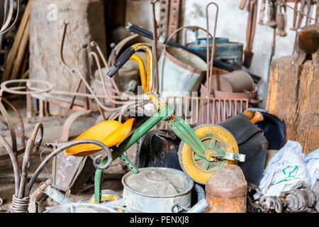 Vieux tricycle pour les enfants dans un morceau de métal d'ordure Banque D'Images