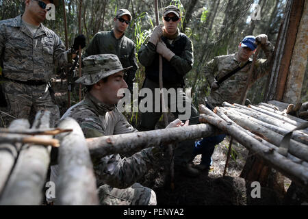 Le s.. Brian Alfano, un SERE (survie, évasion, résistance, et s'échapper) instructeur avec le 103e Escadron de sauvetage mène une lutte contre la survie de l'eau et de formation à Homestead Air Reserve Base, en Floride, le 18 janvier 2016. Au cours de cette formation, les membres d'équipage acquis une formation de recyclage sur l'utilisation de leurs radios d'urgence, mouvements tactiques sur un terrain difficile, comment construire des abris, des façons de faire un feu, et des méthodes pour se soustraire à l'ennemi. (U.S. Le sergent-major de la Garde nationale aérienne. Christopher S. Muncy/libérés) Banque D'Images