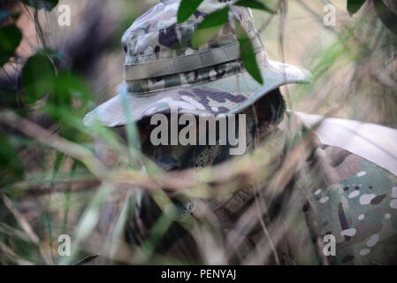 Le s.. Brian Alfano, un SERE (survie, évasion, résistance, et s'échapper) instructeur avec le 103e Escadron de sauvetage, mène un combat et des cours de formation de survie en eau à Homestead Air Reserve Base, en Floride, le 18 janvier 2016. Au cours de cette formation, les membres d'équipage acquis une formation de recyclage sur l'utilisation de leurs radios d'urgence, mouvements tactiques sur un terrain difficile, comment construire des abris, des façons de faire un feu, et des méthodes pour se soustraire à l'ennemi. (U.S. Le sergent-major de la Garde nationale aérienne. Christopher S. Muncy/libérés) Banque D'Images