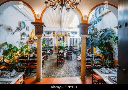 Séville, Espagne - Juillet 14th, 2018 : vide romantique restaurant espagnol cour au cœur de la vieille ville de Séville Banque D'Images