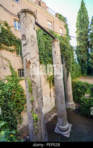 Trois colonnes romaines caché derrière un bâtiment sur la calle Marmoles à Santa Cruz, Séville, Espagne. Banque D'Images