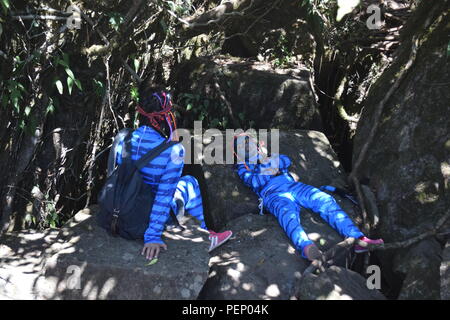 Deux jeunes filles et Feytiri Keytiri avatar arrivant à mt. Ulap et d'itinérance dans l'ensemble de la forêt de pins épais à l'Ampucao Sta. Fe des crêtes. Banque D'Images