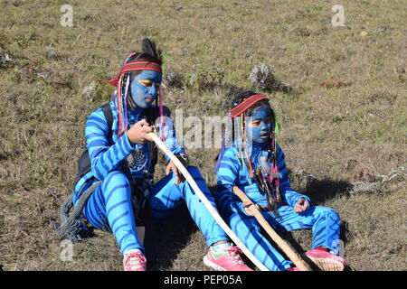 Deux jeunes filles et Feytiri Keytiri avatar arrivant à mt. Ulap et d'itinérance dans l'ensemble de la forêt de pins épais à l'Ampucao Sta. Fe des crêtes. Banque D'Images