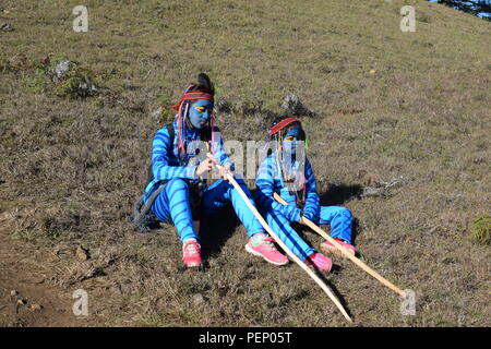 Deux jeunes filles et Feytiri Keytiri avatar arrivant à mt. Ulap et d'itinérance dans l'ensemble de la forêt de pins épais à l'Ampucao Sta. Fe des crêtes. Banque D'Images