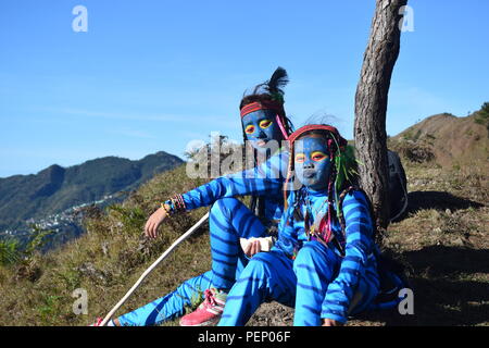 Deux jeunes filles et Feytiri Keytiri avatar arrivant à mt. Ulap et d'itinérance dans l'ensemble de la forêt de pins épais à l'Ampucao Sta. Fe des crêtes. Banque D'Images