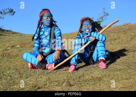 Deux jeunes filles et Feytiri Keytiri avatar arrivant à mt. Ulap et d'itinérance dans l'ensemble de la forêt de pins épais à l'Ampucao Sta. Fe des crêtes. Banque D'Images