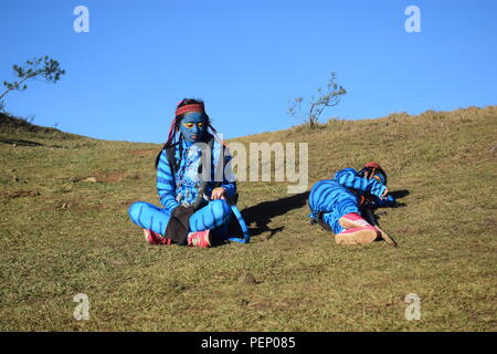 Deux jeunes filles et Feytiri Keytiri avatar arrivant à mt. Ulap et d'itinérance dans l'ensemble de la forêt de pins épais à l'Ampucao Sta. Fe des crêtes. Banque D'Images