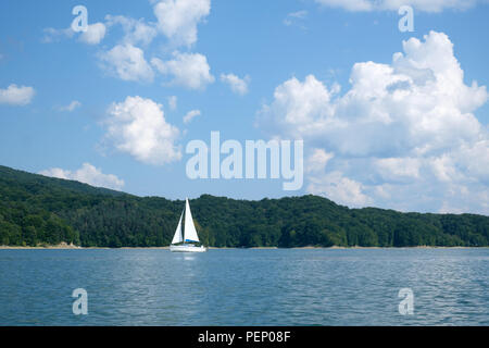 Yacht blanc sur le lac de Solina Banque D'Images