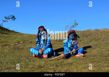 Deux jeunes filles et Feytiri Keytiri avatar arrivant à mt. Ulap et d'itinérance dans l'ensemble de la forêt de pins épais à l'Ampucao Sta. Fe des crêtes. Banque D'Images