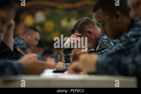 160121-N-GI544-014 PEARL HARBOR (janv. 21, 2016) marins affectés à diverses commandes tout au long de Oahu prendre le premier maître de marine-large promotion d'agence à la liberté au centre du Club Pearl Pearl Joint Base Harbor-Hickam. (U.S. Photo par marine Spécialiste de la communication de masse 2e classe Laurie Dexter/libérés) Banque D'Images