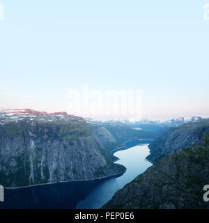 Vue imprenable sur Ringedalsvatnet de Trolltunga rock Banque D'Images