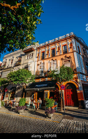 Séville, Espagne - Juillet 14th, 2018 : rue pavée avec terrasses de restaurants dans le centre historique de Séville Banque D'Images