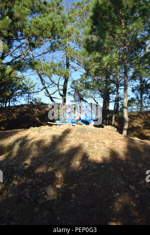 Deux jeunes filles et Feytiri Keytiri avatar arrivant à mt. Ulap et d'itinérance dans l'ensemble de la forêt de pins épais à l'Ampucao Sta. Fe des crêtes. Banque D'Images