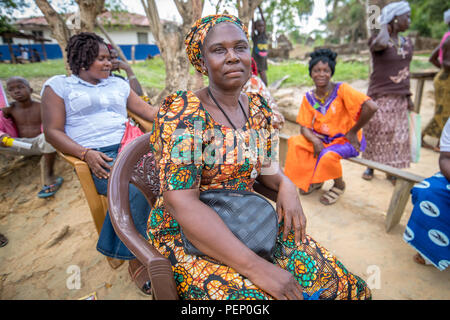 Une femme en costume traditionnel pose pour la caméra dans Ganta, au Libéria Banque D'Images