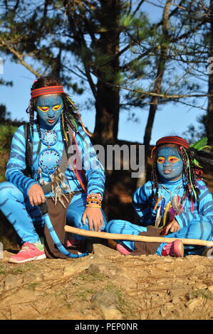 Deux jeunes filles et Feytiri Keytiri avatar arrivant à mt. Ulap et d'itinérance dans l'ensemble de la forêt de pins épais à l'Ampucao Sta. Fe des crêtes. Banque D'Images