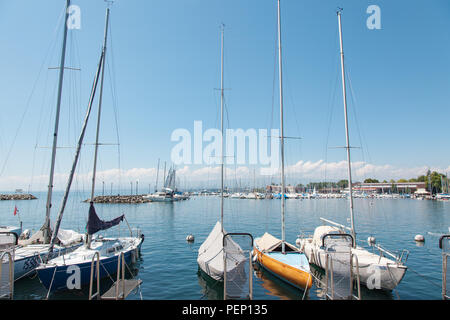 Yachts privés amarrés à Lausanne Ouchy port, la Suisse sur le Lac Léman (Lac de Genève) le jour d'été ensoleillé Banque D'Images