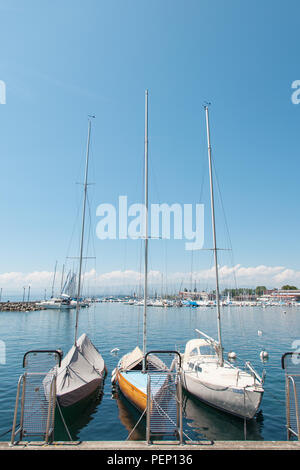 Yachts privés amarrés à Lausanne Ouchy port, la Suisse sur le Lac Léman (Lac de Genève) le jour d'été ensoleillé Banque D'Images