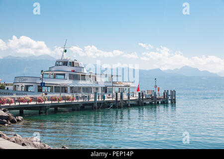 Paquebot accoste au quai à Lausanne Ouchy port, la Suisse sur le Lac Léman (Lac de Genève) le jour d'été ensoleillé Banque D'Images