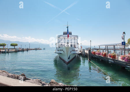 Vue paysage moderne de bateau CGN navigation sur le Lac Léman (Lac de Genève) a accosté à Lausanne Ouchy port, Suisse le jour d'été ensoleillé Banque D'Images