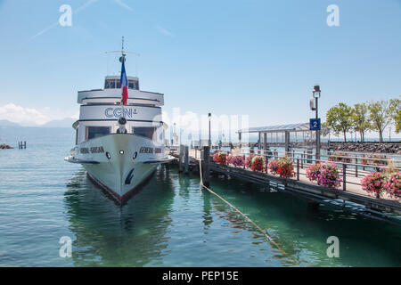 Bateau CGN moderne de la navigation entre les suisses et français du Lac Léman (Lac de Genève) a accosté à Lausanne Ouchy port sur journée ensoleillée Banque D'Images