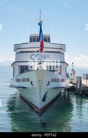 Bateau CGN moderne de la navigation entre les suisses et français du Lac Léman (Lac de Genève) a accosté à Lausanne Ouchy port sur journée ensoleillée Banque D'Images