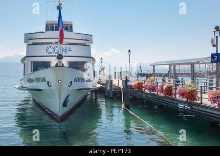 Bateau CGN moderne de la navigation entre les suisses et français du Lac Léman (Lac de Genève) a accosté à Lausanne Ouchy port sur journée ensoleillée Banque D'Images