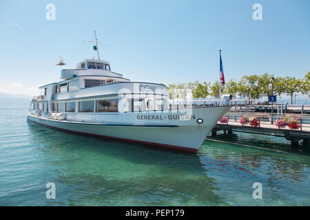 Bateau CGN moderne de la navigation entre les suisses et français du Lac Léman (Lac de Genève) à Lausanne Ouchy port sur journée ensoleillée Banque D'Images