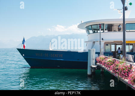 Bateau moderne au quai à Lausanne Ouchy port prête à partir de la partie française du Lac Léman (Lac de Genève) le jour d'été ensoleillé Banque D'Images