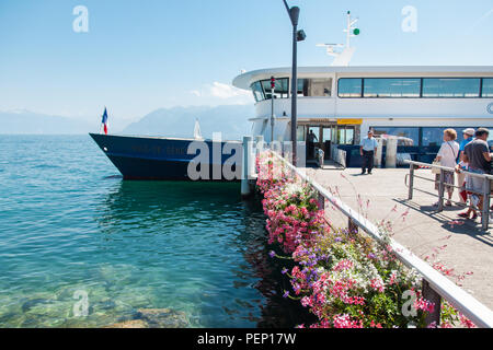 Les passagers prêts à bord bateau moderne au quai à Lausanne Ouchy au départ du port à côté français du Lac Léman (Lac de Genève) le jour d'été ensoleillé Banque D'Images