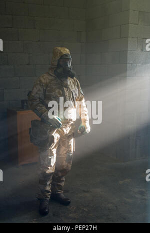 Un sous-officier, avec l'équipe de formation européens communs, les mémoires des membres de l'organisation des forces armées britanniques affectés à des unités locales à l'intérieur du Centre d'appui à la formation de l'armée américaine Bureau Benelux des armes chimiques, biologiques, radiologiques et nucléaires de détente sur la base aérienne de Chièvres, Belgique, le 19 janvier 2016. (U.S. Photo de l'armée par Visual Spécialiste de l'information, Pierre-Etienne Courtejoie / relâché) Banque D'Images