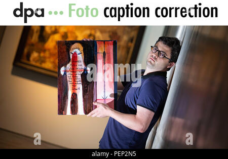 Osnabrück, Allemagne. 09Th Aug 2018. Artiste russe Yury Kharschenko tient sa peinture 'Todesfuge' (lit. Fugue de la mort) (de l'huile sur toile, 201 Credit : dpa/Alamy Live News Banque D'Images