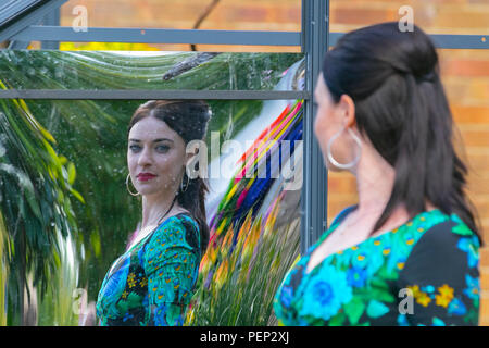 Images féminines déformées dans Funhouse Curved Mirror à Southport, Merseyside, Royaume-Uni. Maria Lovelady (MR) à la Maison des glaces, femme, fille, visage, corps, femme, distorsion, réflexion, distorsion de l'image, carnaval, Fair, fairground, amusement, distorsions féminines abstraites au Southport Flower Show, Banque D'Images