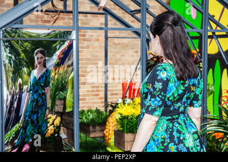 Images féminines déformées dans Funhouse Curved Mirror à Southport, Merseyside, Royaume-Uni. Maria Lovelady (MR) à la Maison des glaces, femme, fille, visage, corps, femme, distorsion, réflexion, distorsion de l'image, carnaval, Fair, fairground, amusement, distorsions féminines abstraites au Southport Flower Show, Banque D'Images