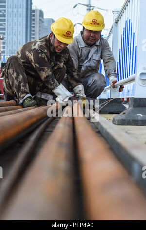 Nanjing, Jiangsu Province de la Chine. Août 16, 2018. Les constructeurs travaillent à la Métro Métro ligne 7 site de construction à Nanjing, capitale de la province de Jiangsu, Chine orientale, le 16 août 2018. Malgré la vague de chaleur caniculaire, city-builders à Nanjing collés à leurs postes à l'extérieur pour assurer l'avancement des projets de construction. Crédit : Li Bo/Xinhua/Alamy Live News Banque D'Images