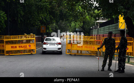 New Delhi, Inde. Août 16, 2018. La garde de la police indienne la résidence de l'Inde de l'ancien premier ministre Atal Bihari Vajpayee à New Delhi, Inde, le 16 août 2018. L'Inde de l'ancien premier ministre Atal Bihari Vajpayee est décédé jeudi, a indiqué une déclaration publiée par l'hôpital où il a été admis. Credit : Zhang Naijie/Xinhua/Alamy Live News Banque D'Images