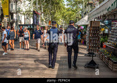 Barcelone, Catalogne, Espagne. Août 16, 2018. Deux policiers à pied à travers les Ramblas.Barcelone se prépare à l'événements dans la mémoire des victimes de l'attaque le 17 août 2017. Mais un jour avant les actes officiels, de nombreux barcelonais sont déjà du dépôt de bouquets de fleurs à la mosaïque de l'artiste peintre Joan MirÃ³, à Las Ramblas, point où la mort de 14 personnes a eu lieu. Credit : Paco Freire SOPA/Images/ZUMA/Alamy Fil Live News Banque D'Images