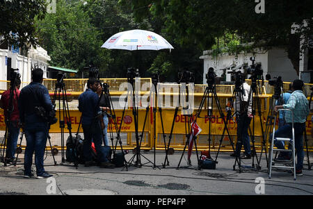 New Delhi, Inde. Août 16, 2018. Les membres des médias sont vu près de la résidence de l'Inde de l'ancien premier ministre Atal Bihari Vajpayee à New Delhi, Inde, le 16 août 2018. L'Inde de l'ancien premier ministre Atal Bihari Vajpayee est décédé jeudi, a indiqué une déclaration publiée par l'hôpital où il a été admis. Credit : Zhang Naijie/Xinhua/Alamy Live News Banque D'Images