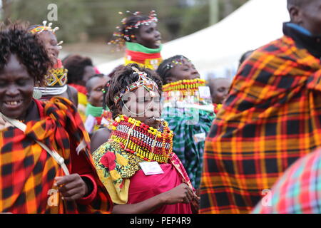 Nairobi, Kenya. Août 16, 2018. Membre de la communauté Turkana vu célébrer après avoir reçu gratuitement des soins médicaux.L'Ambassade d'Israël au Kenya par MASHAV, l'Agence d'Israël pour la coopération internationale au développement a facilité l'examen médical général et fait don de produits pharmaceutiques. L'exercice 1 000 personnes ciblées, plusieurs d'entre eux à partir de la communauté Turkana qui vivent dans le nord du Kenya région aride. La communauté des pasteurs font face au défi de l'accès à la poignée d'établissements médicaux dans la région de Turkana. Credit : Billy Mutai SOPA/Images/ZUMA/Alamy Fil Live News Crédit : ZUMA Press, Banque D'Images