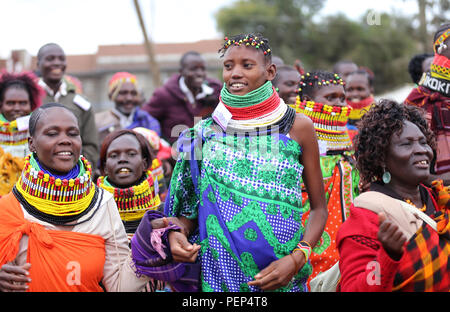 Nairobi, Kenya. Août 16, 2018. Membre de la communauté Turkana vu célébrer après avoir reçu gratuitement des soins médicaux.L'Ambassade d'Israël au Kenya par MASHAV, l'Agence d'Israël pour la coopération internationale au développement a facilité l'examen médical général et fait don de produits pharmaceutiques. L'exercice 1 000 personnes ciblées, plusieurs d'entre eux à partir de la communauté Turkana qui vivent dans le nord du Kenya région aride. La communauté des pasteurs font face au défi de l'accès à la poignée d'établissements médicaux dans la région de Turkana. Credit : Billy Mutai SOPA/Images/ZUMA/Alamy Fil Live News Crédit : ZUMA Press, Banque D'Images