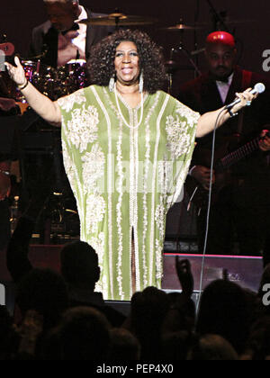 Atlanta, GA, USA. 5Th Mar, 2012. 16 août 2018 - 1942 Ã Aretha Franklin, la Reine de 'âme, ' meurt à 76. Photo d'Archives : mars 5, 2012 - Atlanta, GA - Aretha Franklin, la Reine de la Soul, faites un arrêt au Fox Theatre historique au centre-ville d'Atlanta, GA., où elle a chanté pour une salle comble. Crédit photo : Dan Harr/AdMedia Crédit : Dan Harr/AdMedia/ZUMA/Alamy Fil Live News Banque D'Images