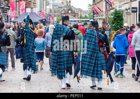 Glasgow, Ecosse, Royaume-Uni. 16 août, 2018. Les membres de l'Pipers' Trail une convention collective du Royal Edinburgh Military Tattoo d'effectuer dans la rue Buchanan durant le Live. Credit : Skully/Alamy Live News Banque D'Images