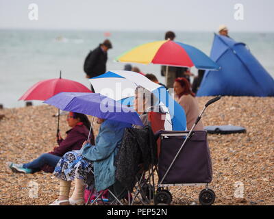 Eastbourne, Royaume-Uni. Août 16, 2018. Meeting national de l'Eastbourne : mauvais temps conduit à la plupart des vols prévus le premier jour de l'Eastbourne International Air Show, qui a annulé, avec seulement 3 vols en cours : Chinook, la Force Aérienne Belge 109 Typhoon & hélicoptère à 16h un jour de fortes pluies et d'épaisseur de la couverture nuageuse. Credit : James Bell/Alamy Live News Banque D'Images