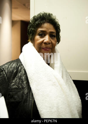 Austin, Texas, États-Unis. 15 Nov, 2011. Reine de chanteuse Soul Aretha Franklin dans les coulisses du Théâtre de Moody. Crédit : Sandra Dahdah/ZUMAPRESS.com/Alamy Live News Banque D'Images