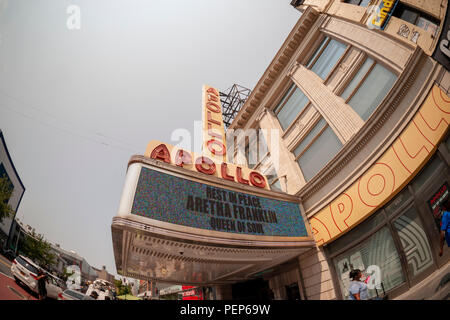 New York, USA. 16 août 2018. Le chapiteau du célèbre théâtre Apollo affiche un mémorial à Aretha Franklin de Harlem à New York, le jeudi 16 août, 2018. L'artiste légendaire Aretha Franklin est mort à l'âge de 76 ans à son domicile, à Detroit, de cancer du pancréas. (© Richard B. Levine) Crédit : Richard Levine/Alamy Live News Banque D'Images