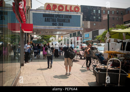 New York, USA. 16 août 2018. Le chapiteau du célèbre théâtre Apollo affiche un mémorial à Aretha Franklin de Harlem à New York, le jeudi 16 août, 2018. L'artiste légendaire Aretha Franklin est mort à l'âge de 76 ans à son domicile, à Detroit, de cancer du pancréas. (© Richard B. Levine) Crédit : Richard Levine/Alamy Live News Banque D'Images